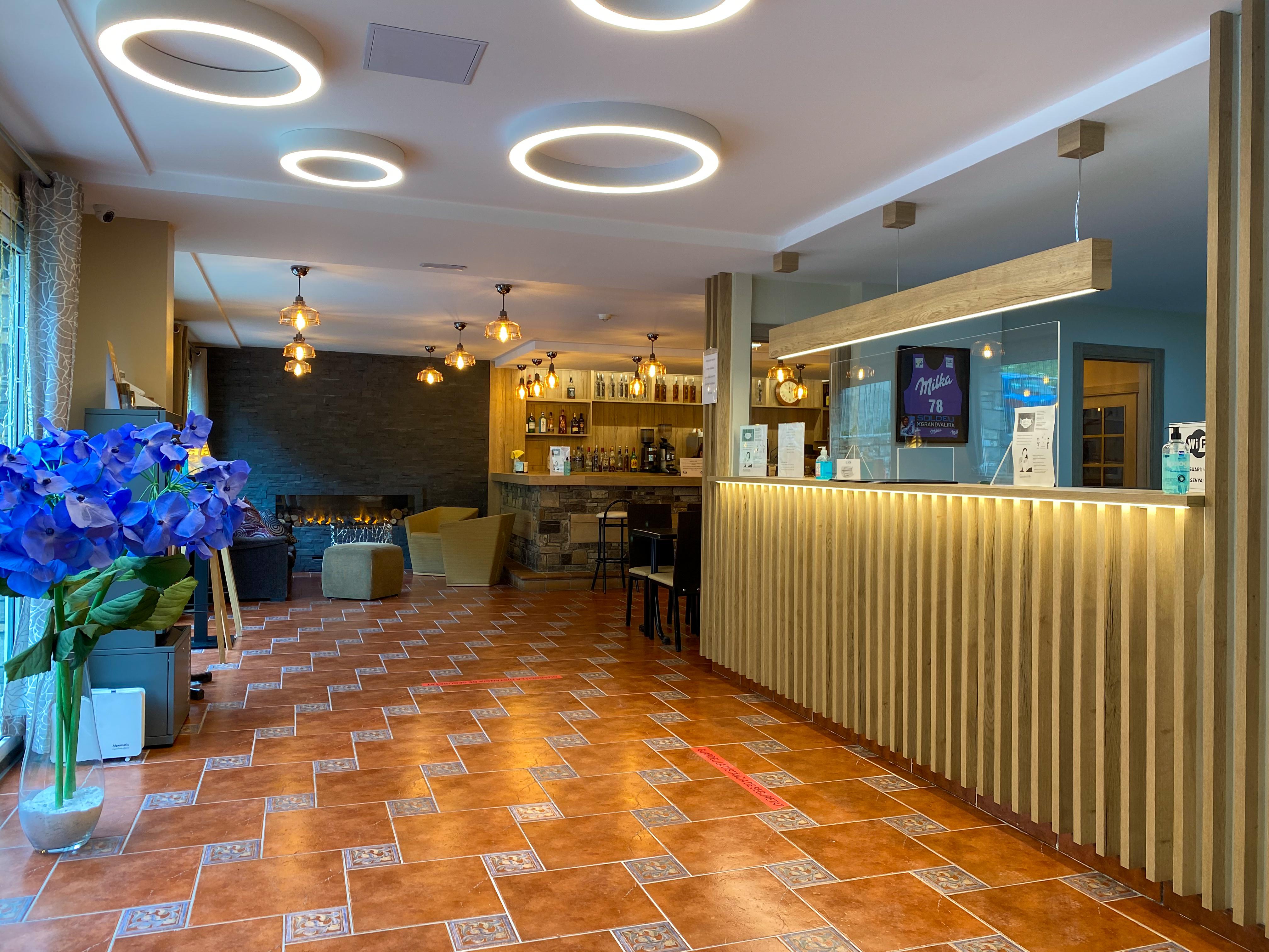 Somriu Hotel Vall Ski อินเกลส ภายนอก รูปภาพ